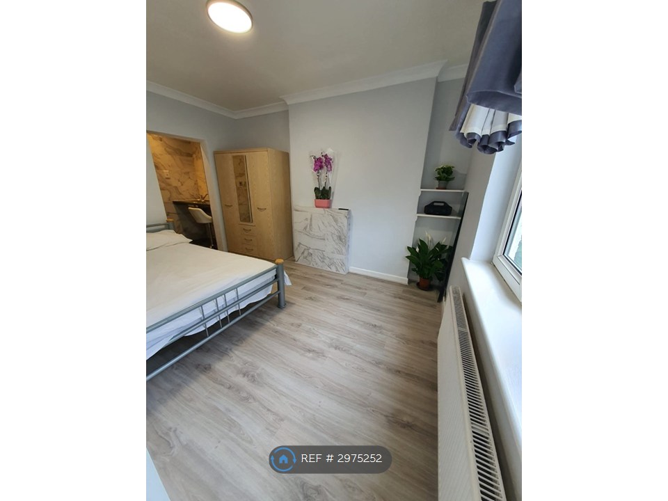 B Whitchurch Avenue, Edgware photo 2