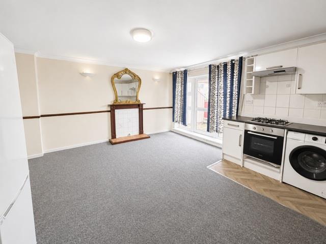 26, Dunmow Close, Feltham photo 4