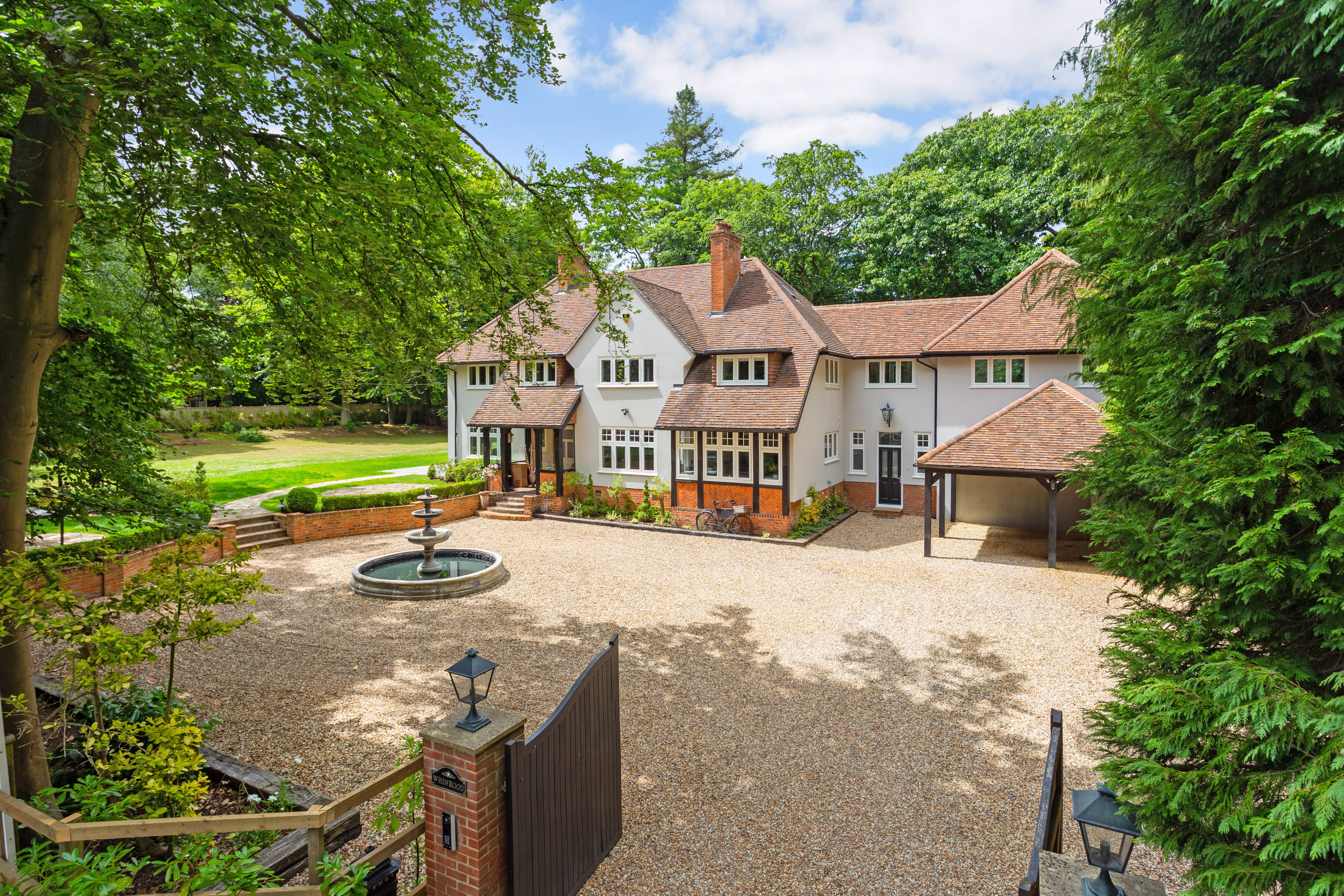 6 bedroom detached house for sale 0