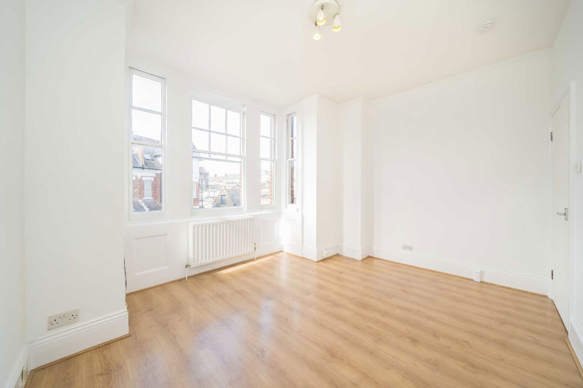Flat 2, 7, Gleneldon Road, London photo 4