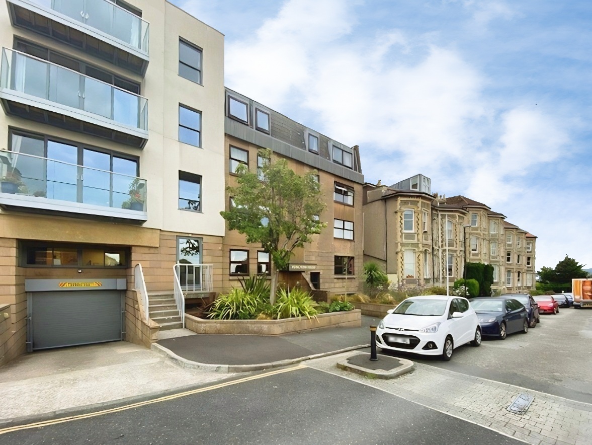 2 bed flat for sale