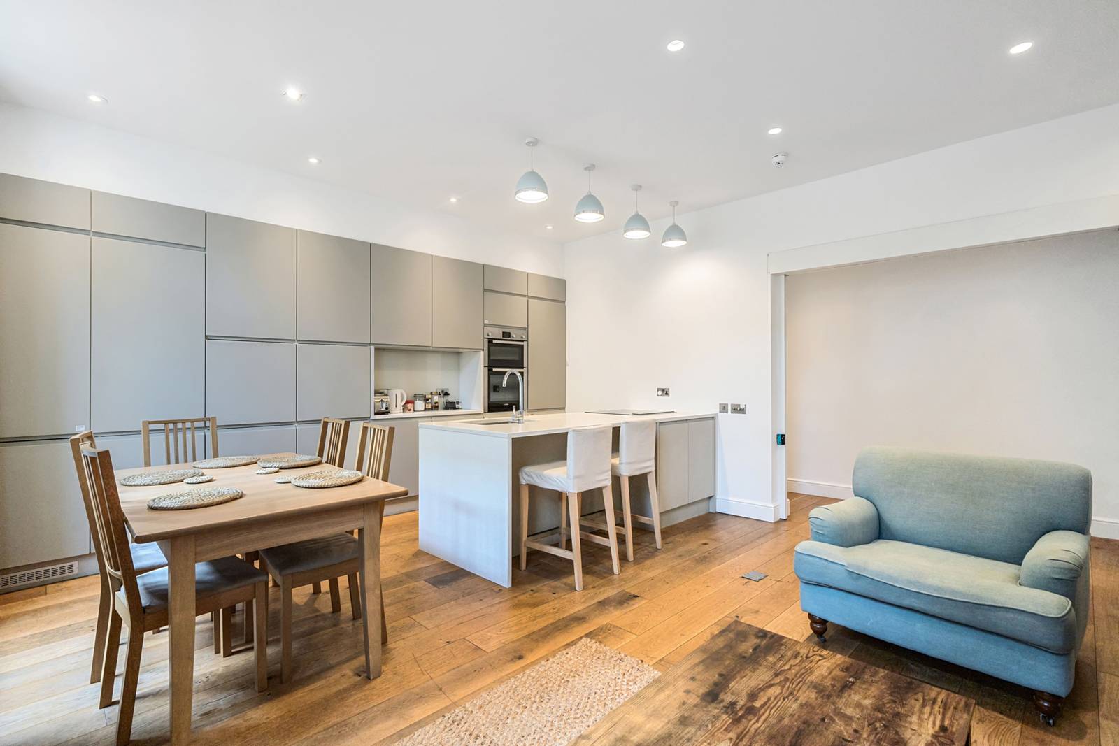 6 bedroom semi-detached house for sale in London