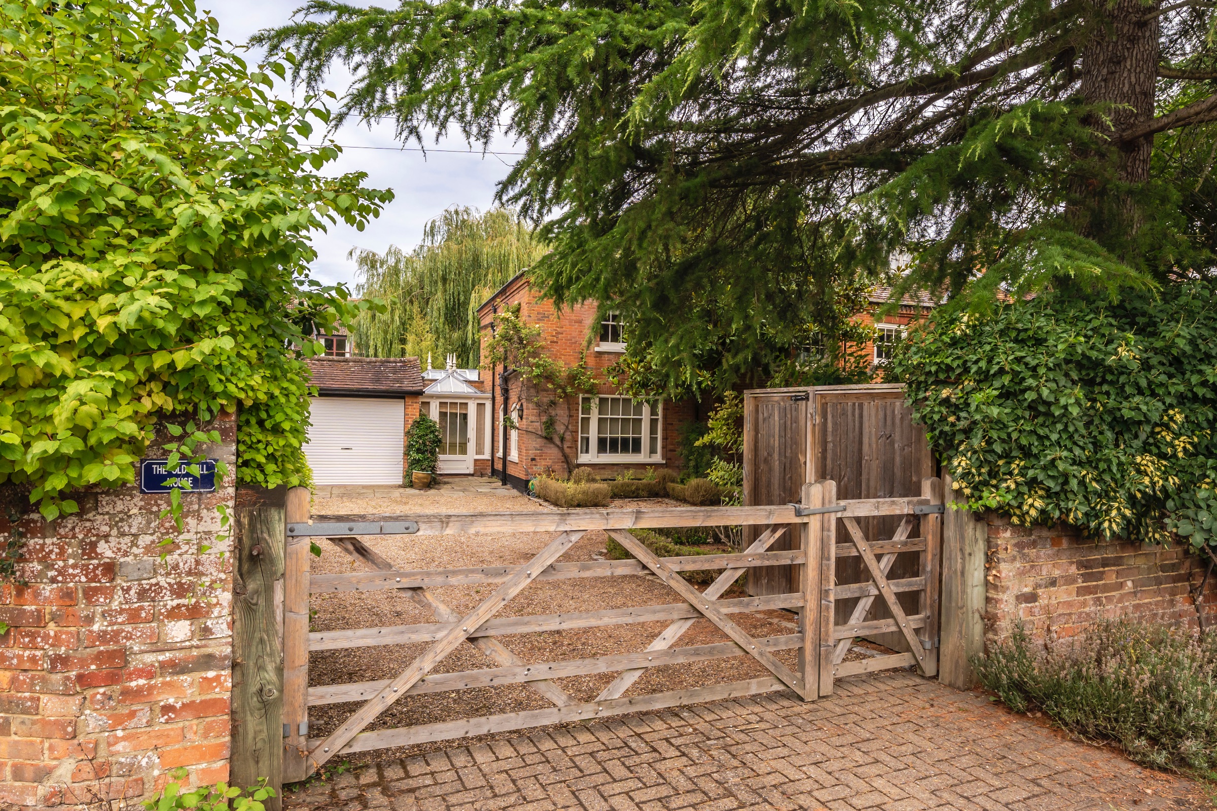 6 bedroom detached house for sale in Lymington