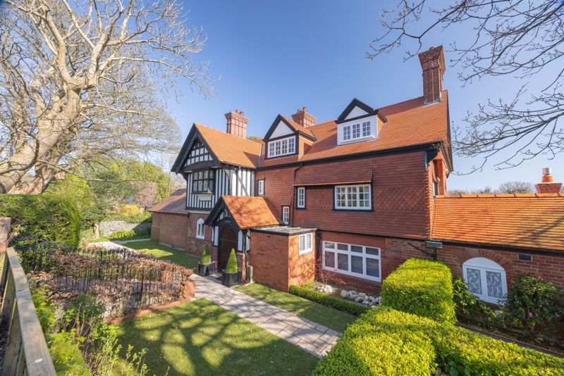 5 bedroom detached house for sale 0