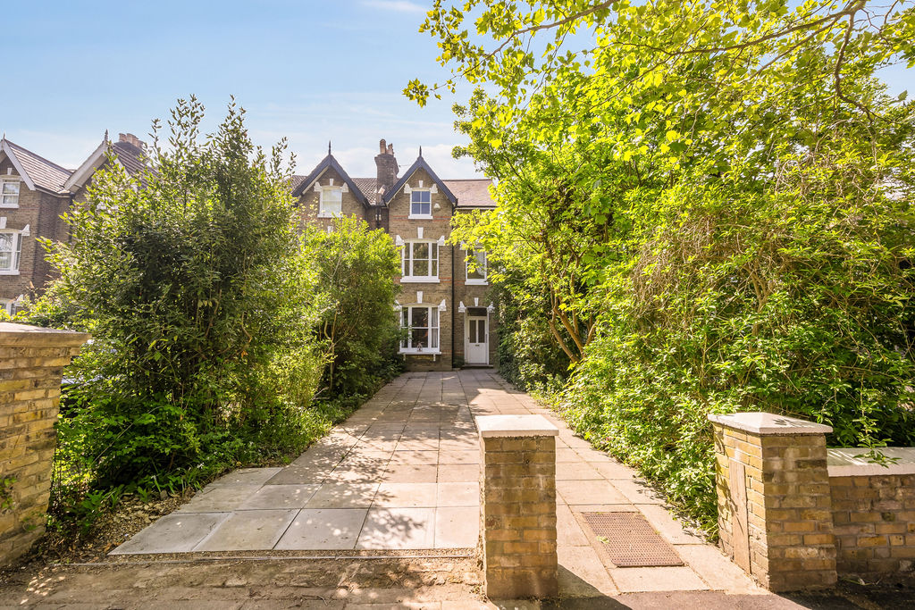 6 bedroom detached house for sale