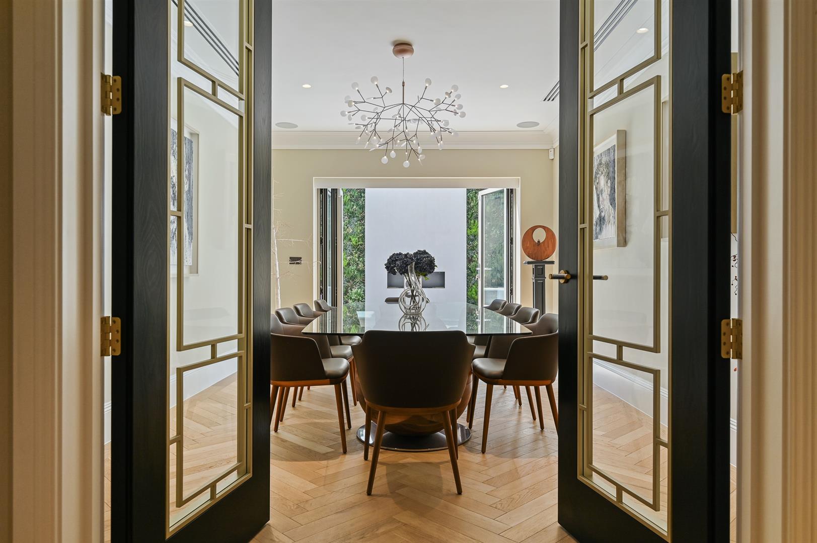 6 bedroom detached house for sale