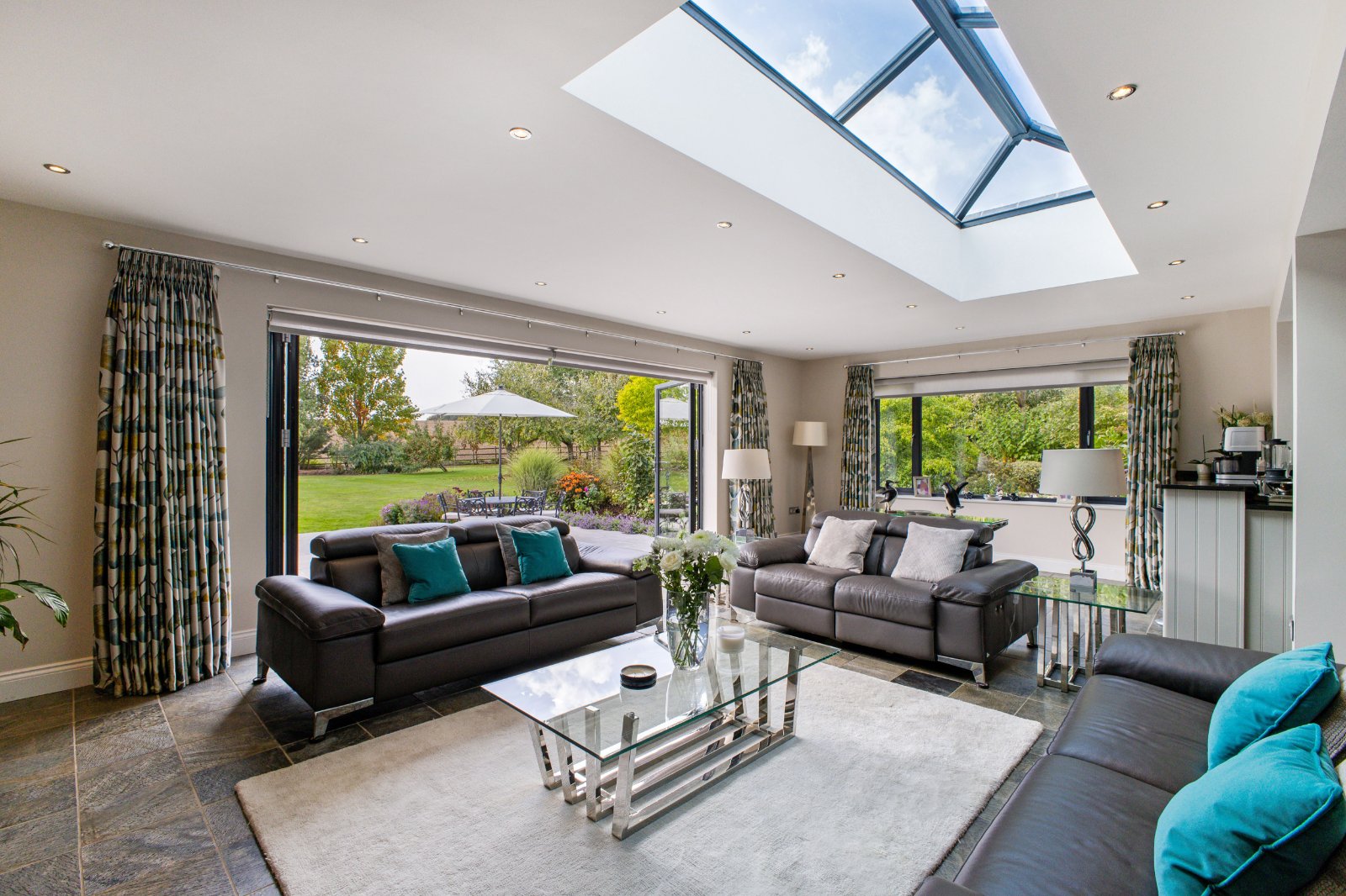 6 bedroom detached house for sale 0