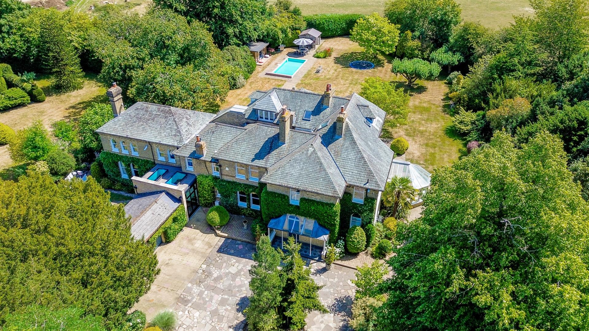 6 bedroom detached house for sale 0
