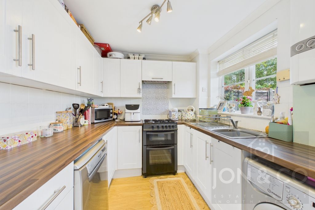 54, Worcester Close, West Northamptonshire photo 3