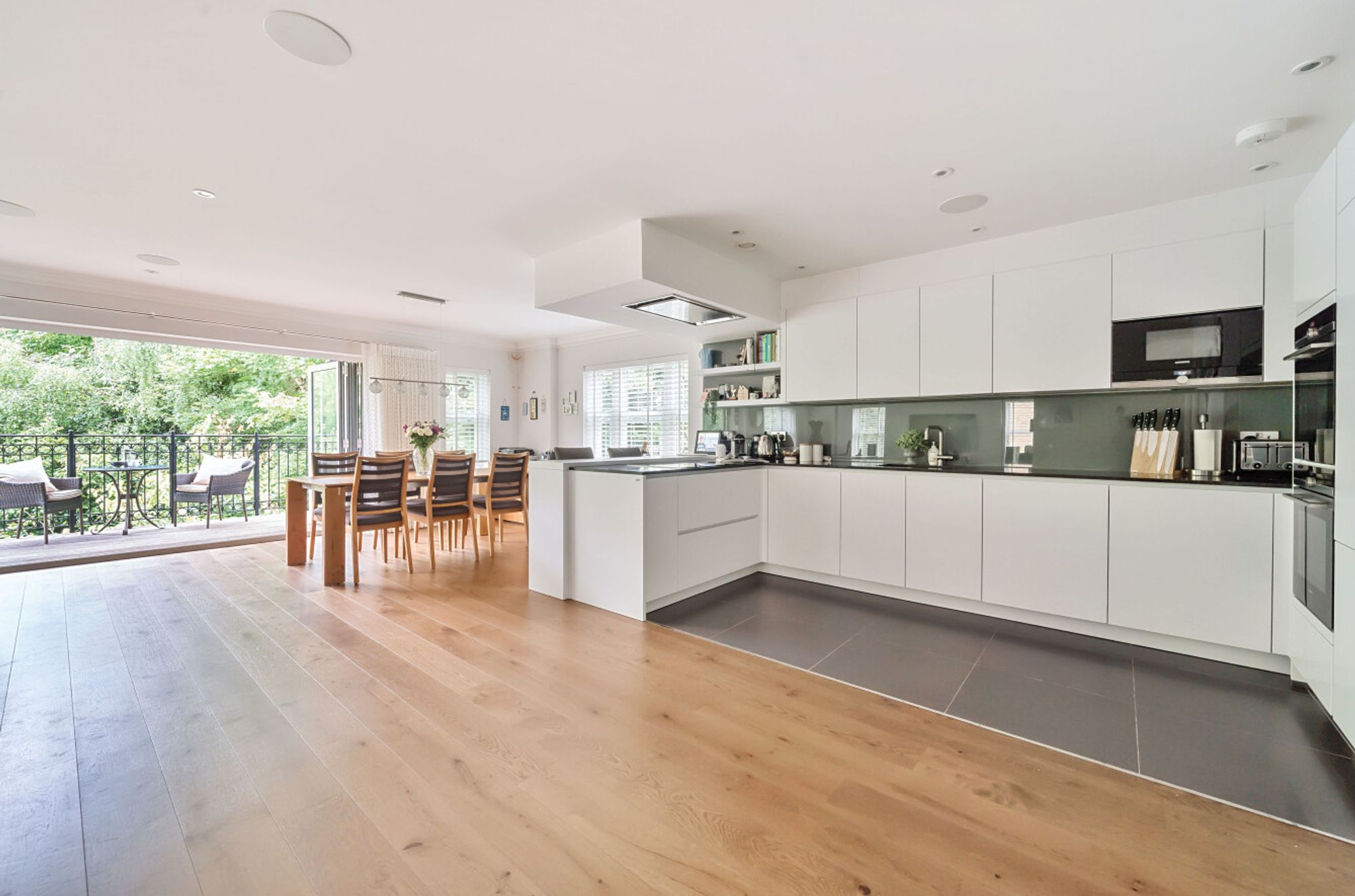 3 bedroom flat for sale 0