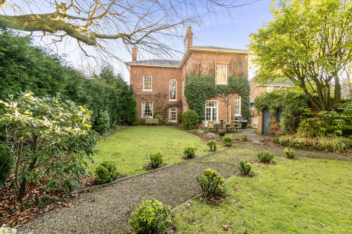 5 bedroom detached house for sale 0