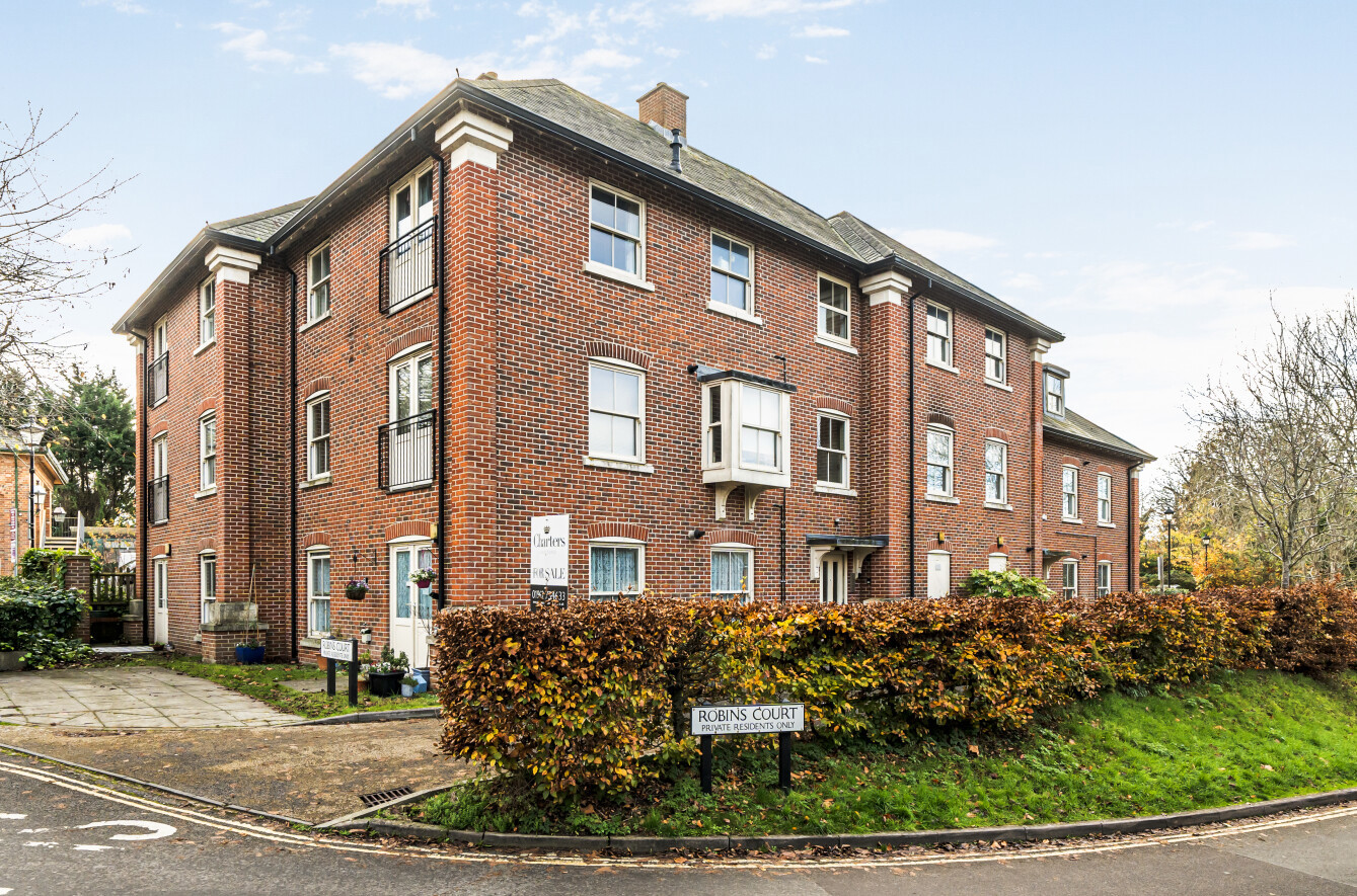 2-bed flat on 6, Robins Court, Hampshire, £250,000