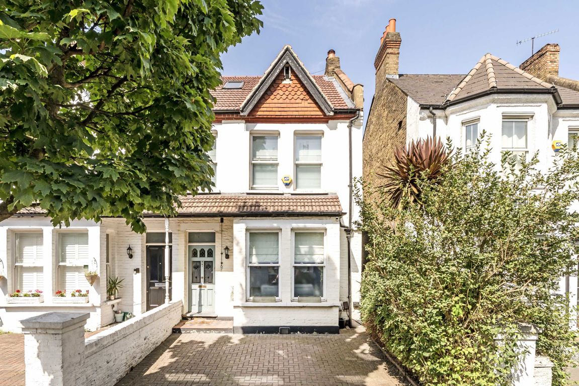 3 bedroom detached house for sale in Guildford