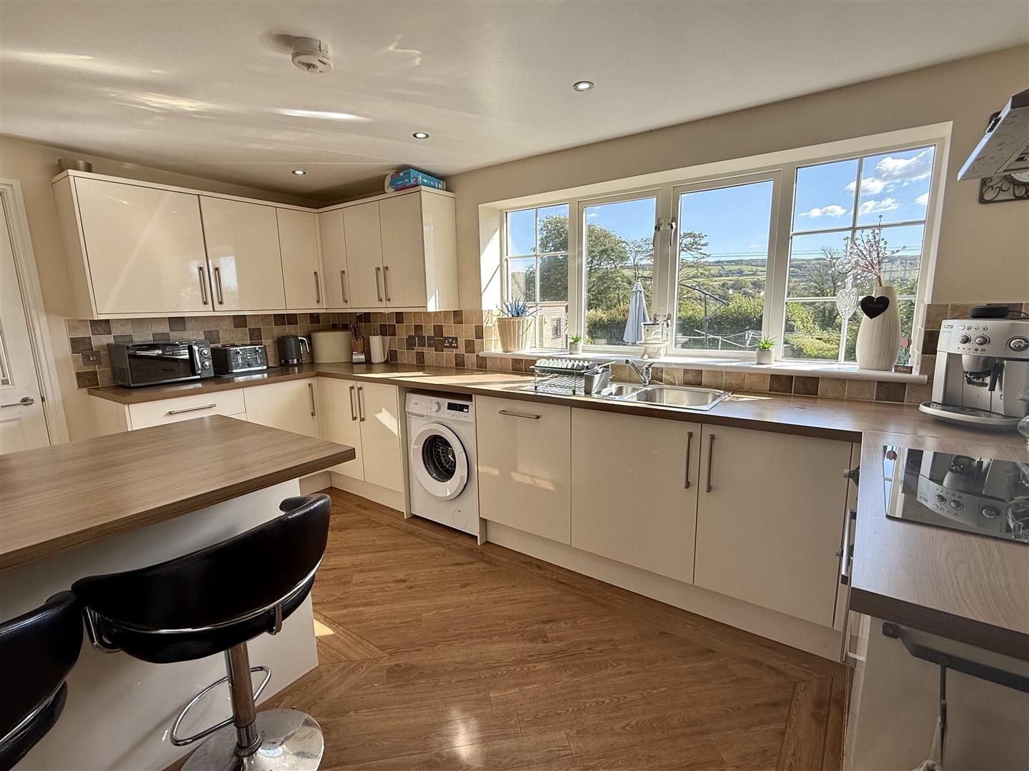 8, Heol Wepner, Llanelli photo 3