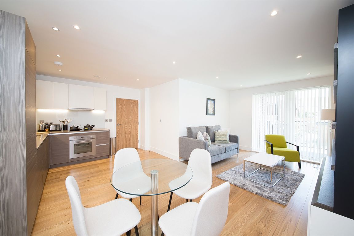 2-bed flat on Flat 43, Arrandene Apartments, Silverworks Close, London, £2,200/mo