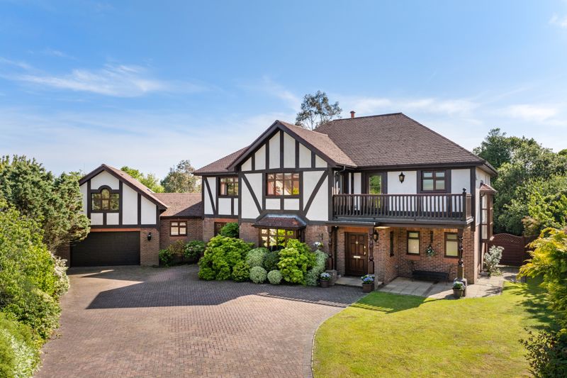5 bedroom detached house for sale 0
