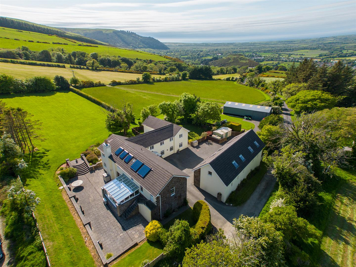 6 bedroom detached house for sale 0