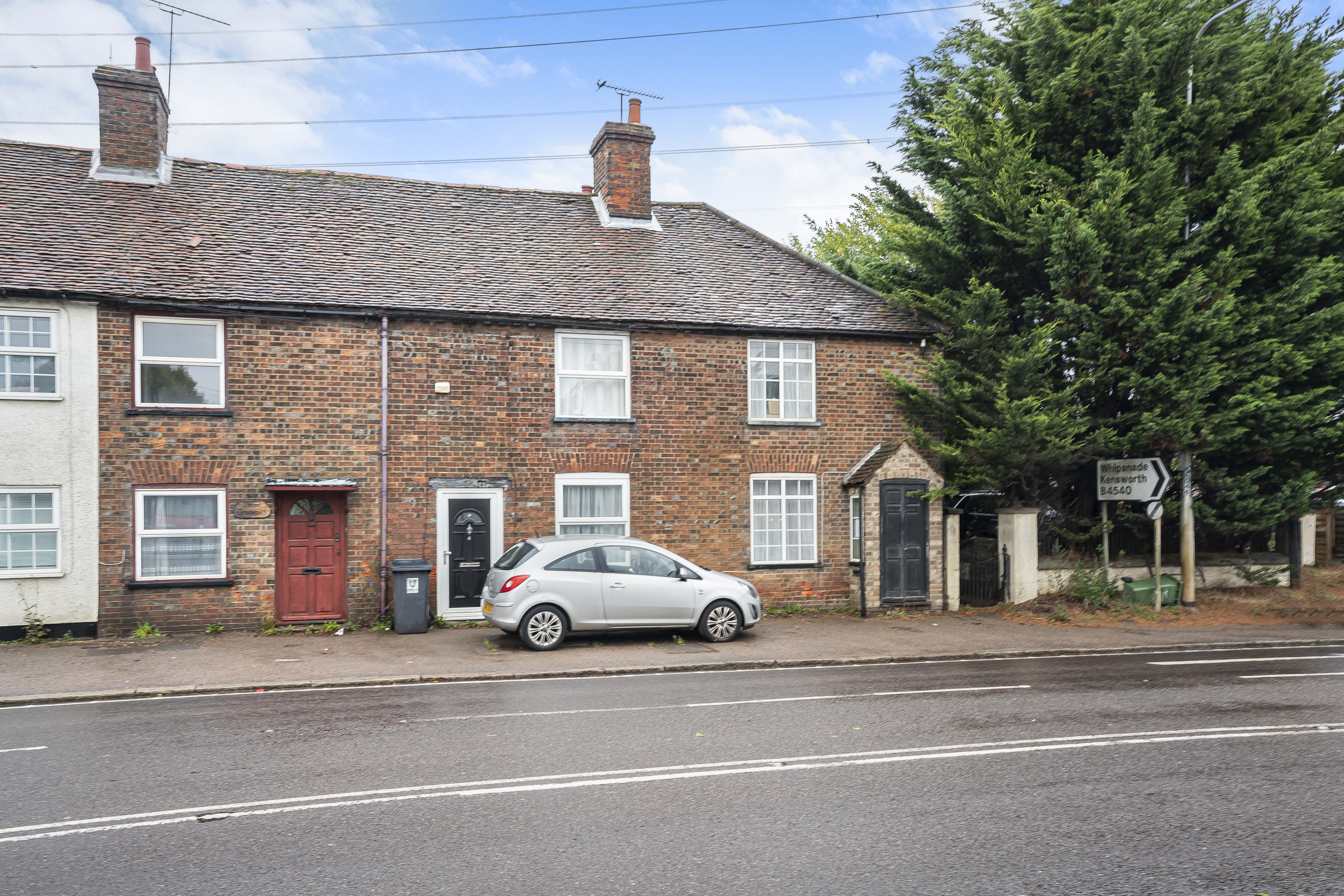 2-bed house on 5, Row Beech Cottages, Dunstable, £350,000