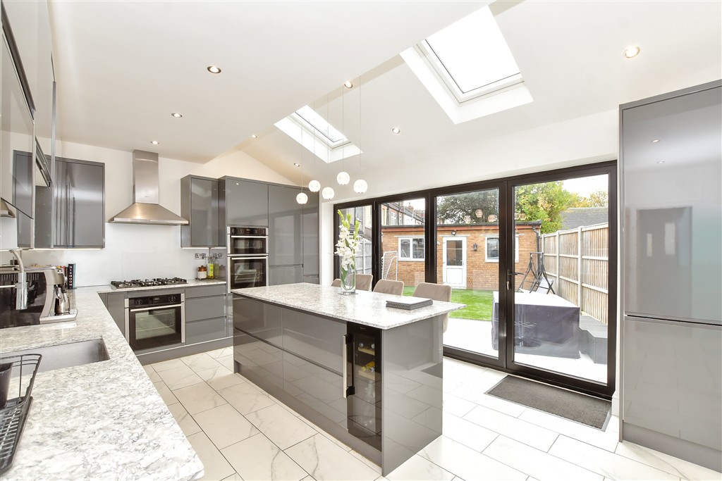 6 bedroom end terrace house for sale 0