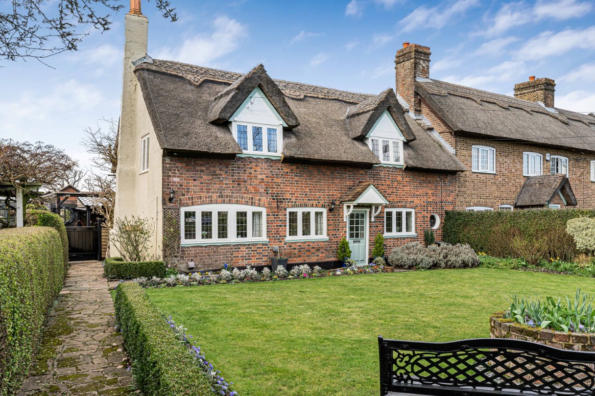 1 Thatched Cottages, Hatching Green, Harpenden, AL5 2JS - listing photo