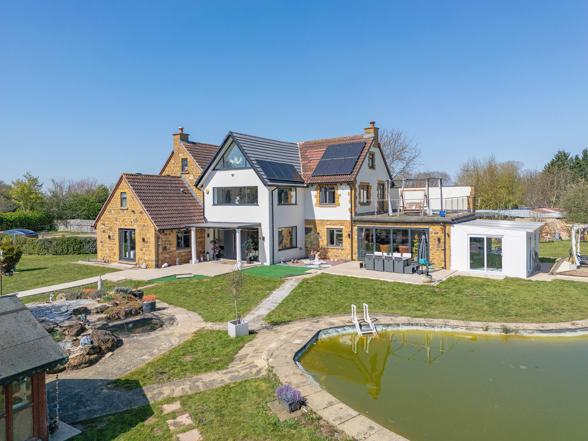 6 bedroom detached house for sale 0