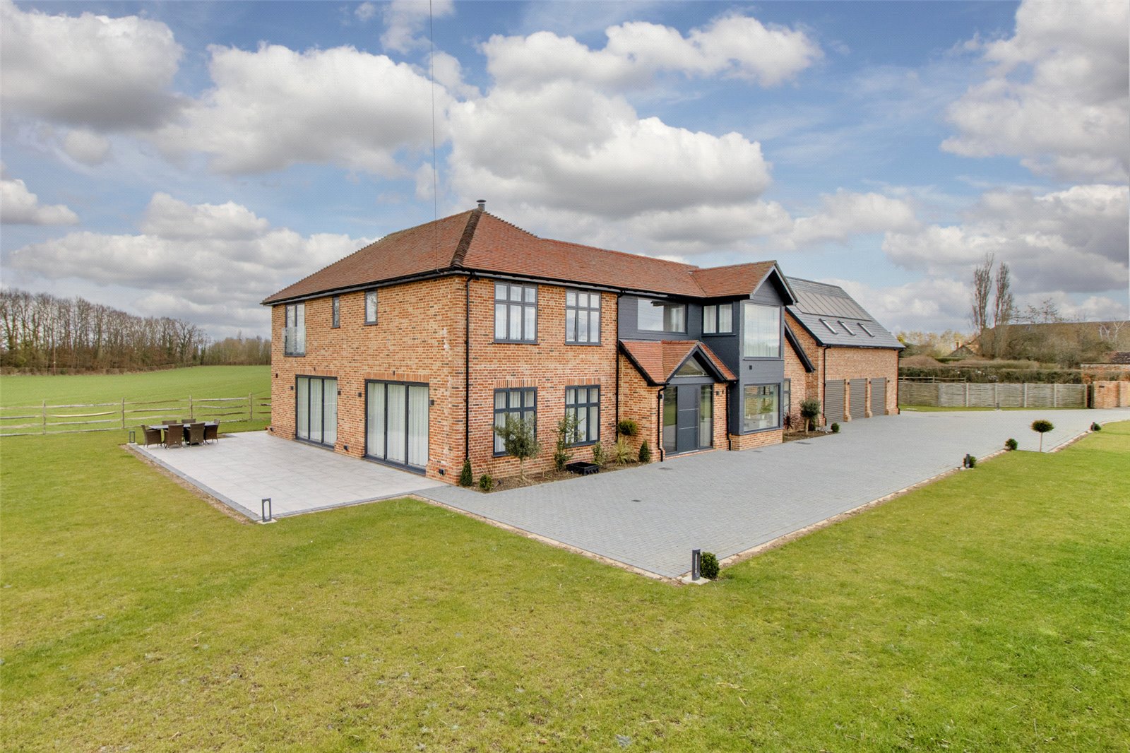 5 bedroom detached house for sale 0