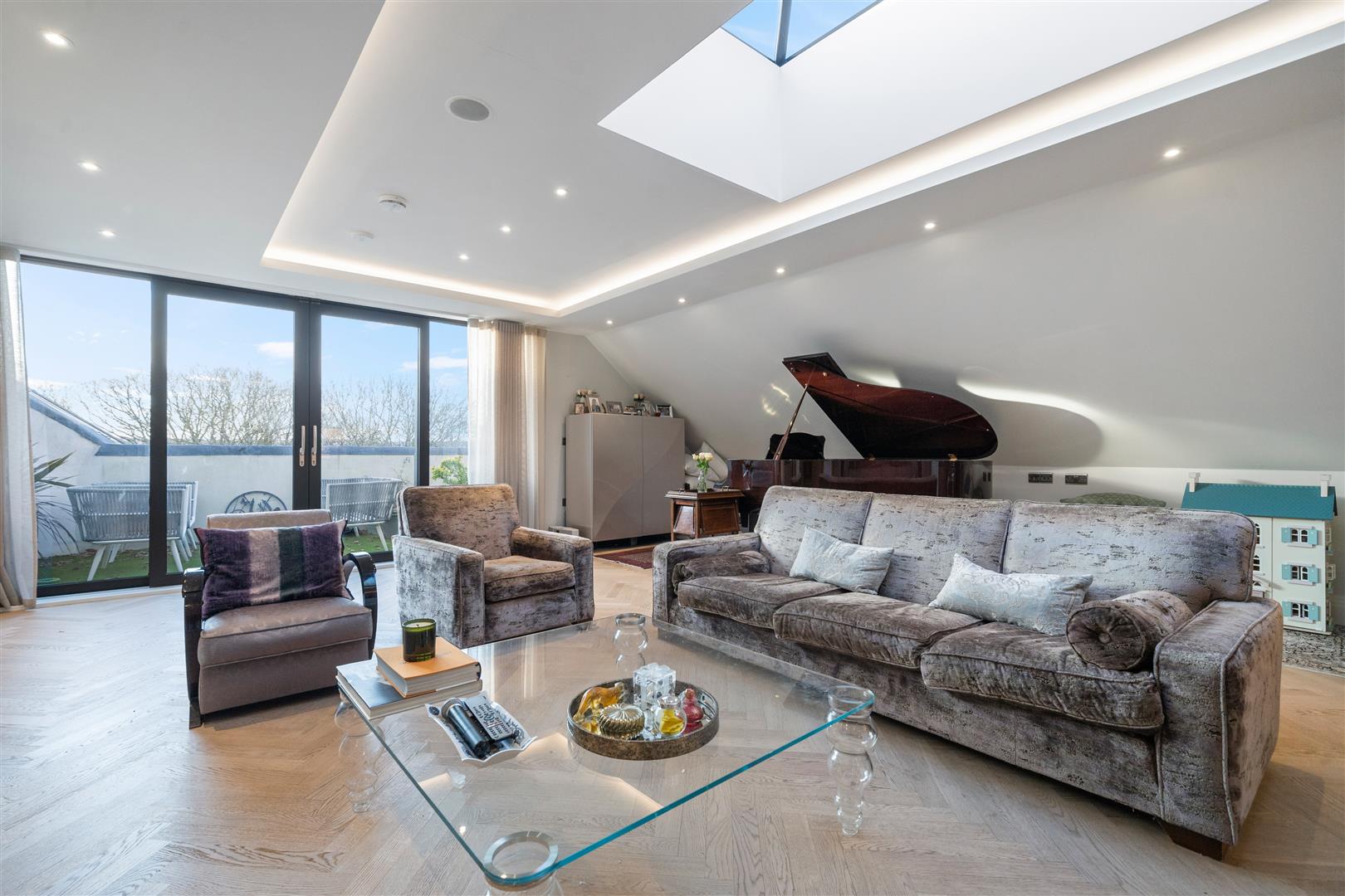 3 bedroom flat for sale 0