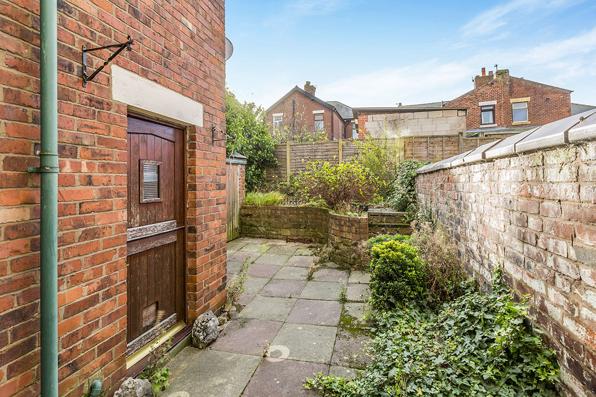 3 Bedrooms Semi-detached house to rent in Balfour Road, Fulwood, Preston PR2