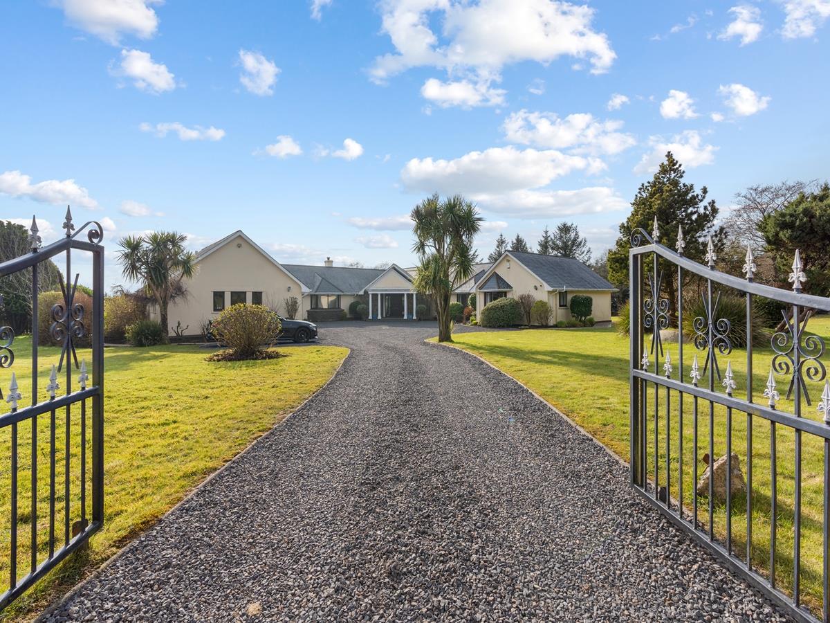 4 bedroom detached bungalow for sale 0