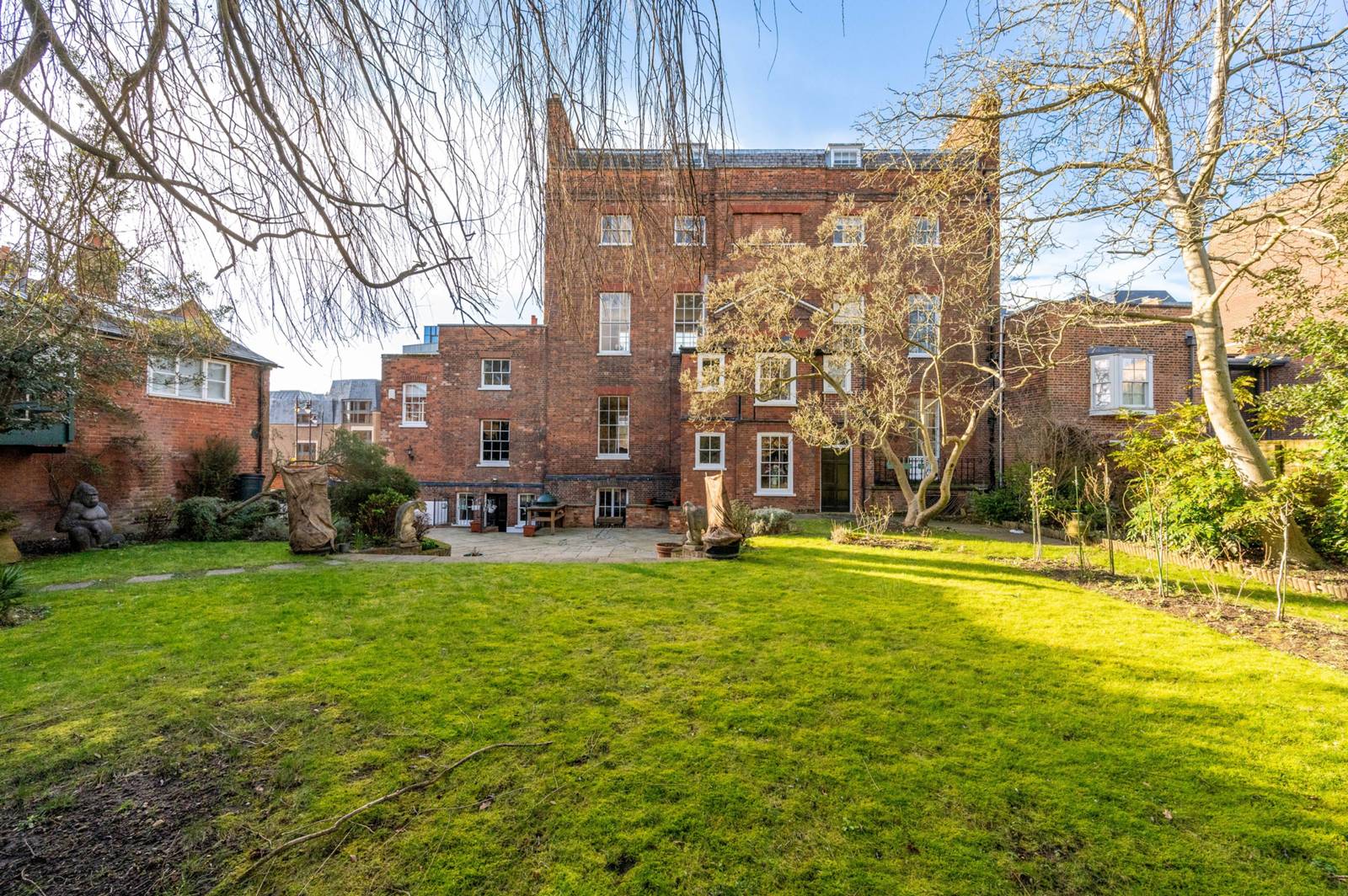 8 bedroom semi-detached house for sale 0