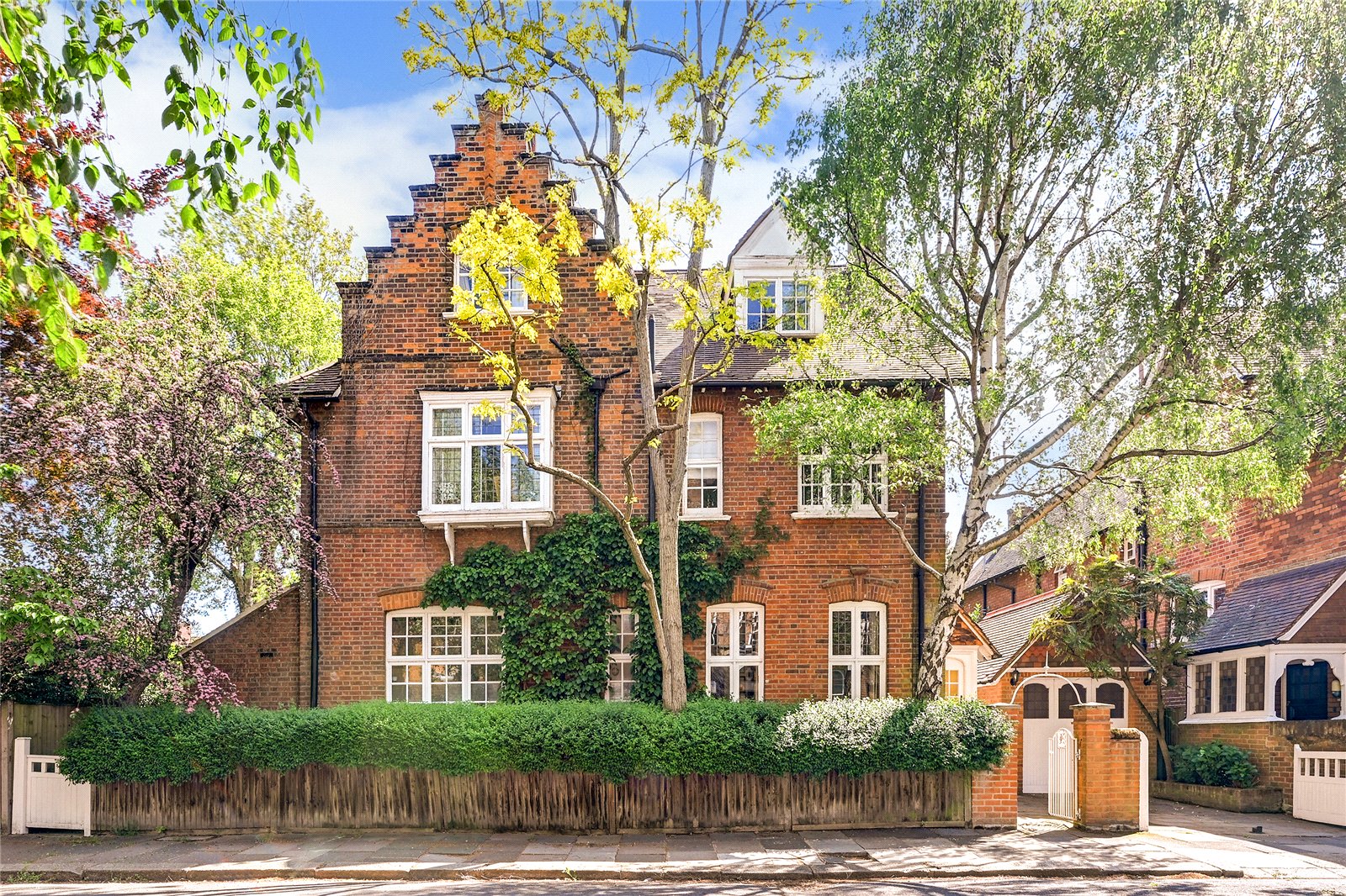 5 bedroom detached house for sale 0