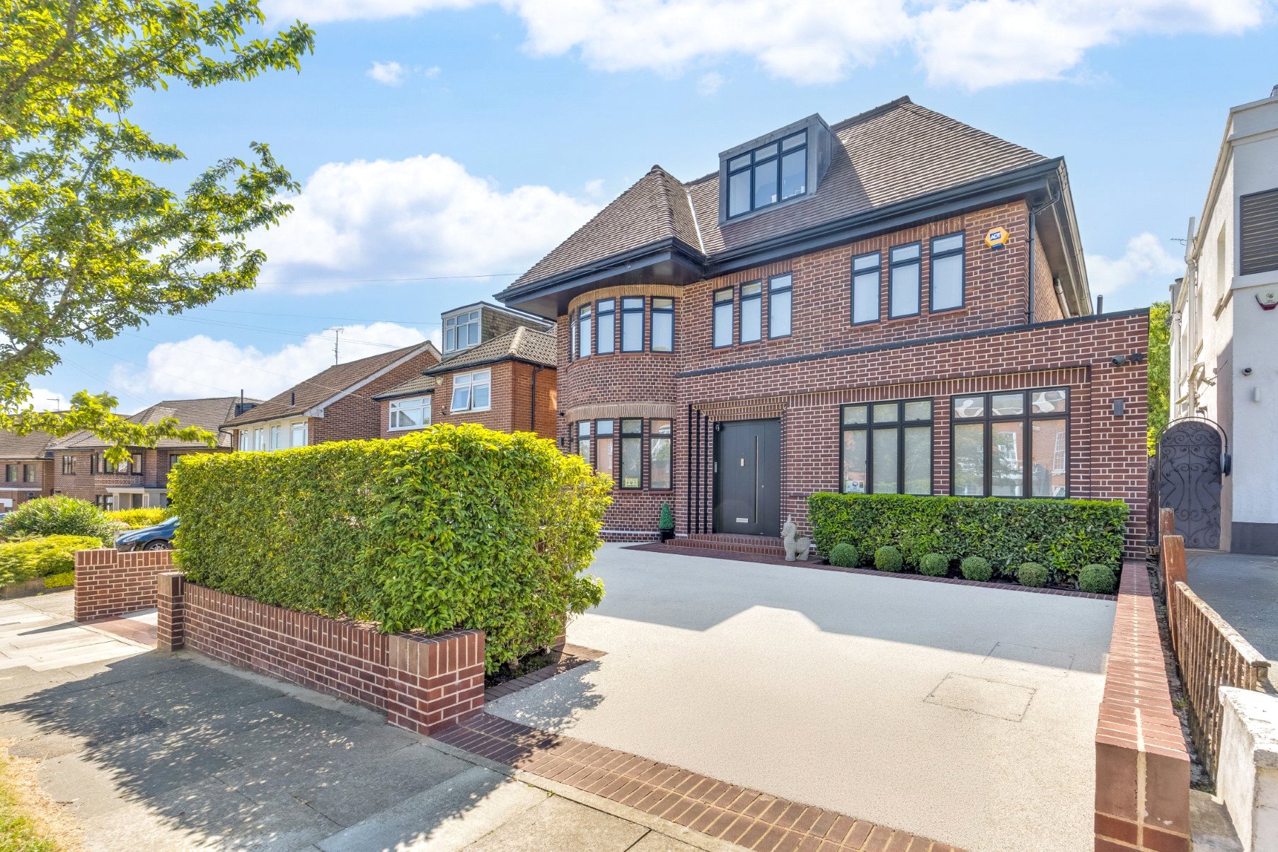 6 bedroom detached house for sale 0