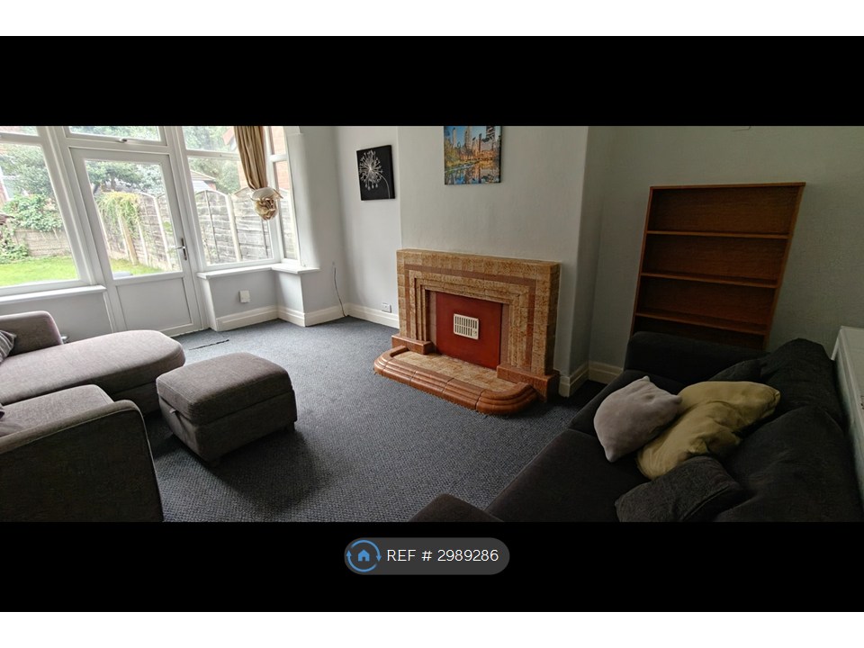 5-bed house on Sandhurst Avenue, Manchester, £2,300/mo