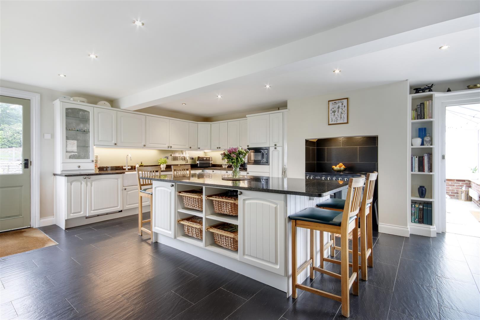 6 bedroom detached house for sale 0