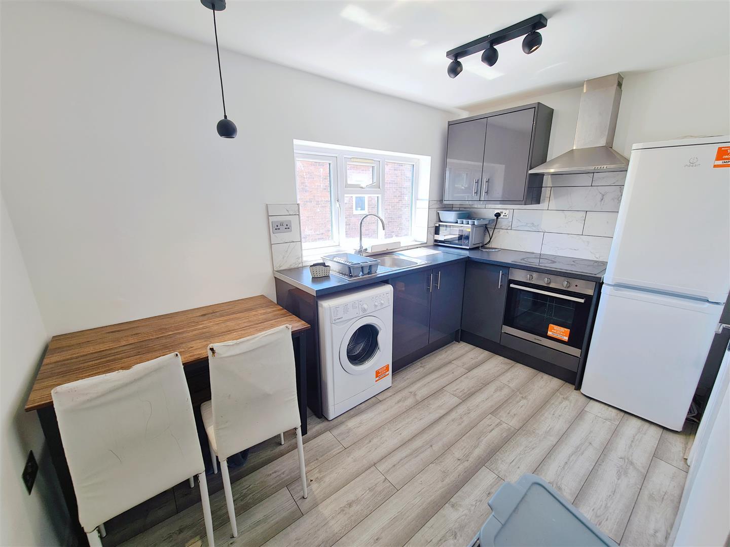 Right First Floor Flat 4, 30, Bear Road, Feltham photo 4