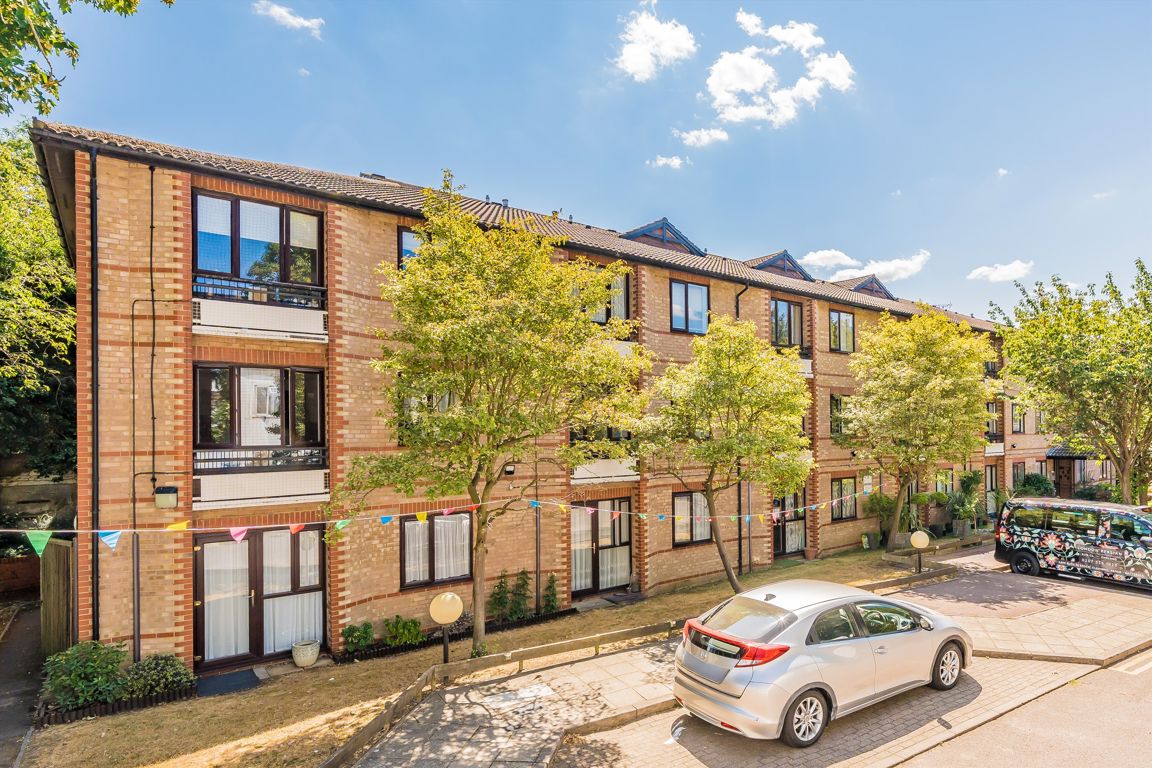 25, Walker Close, London photo 3