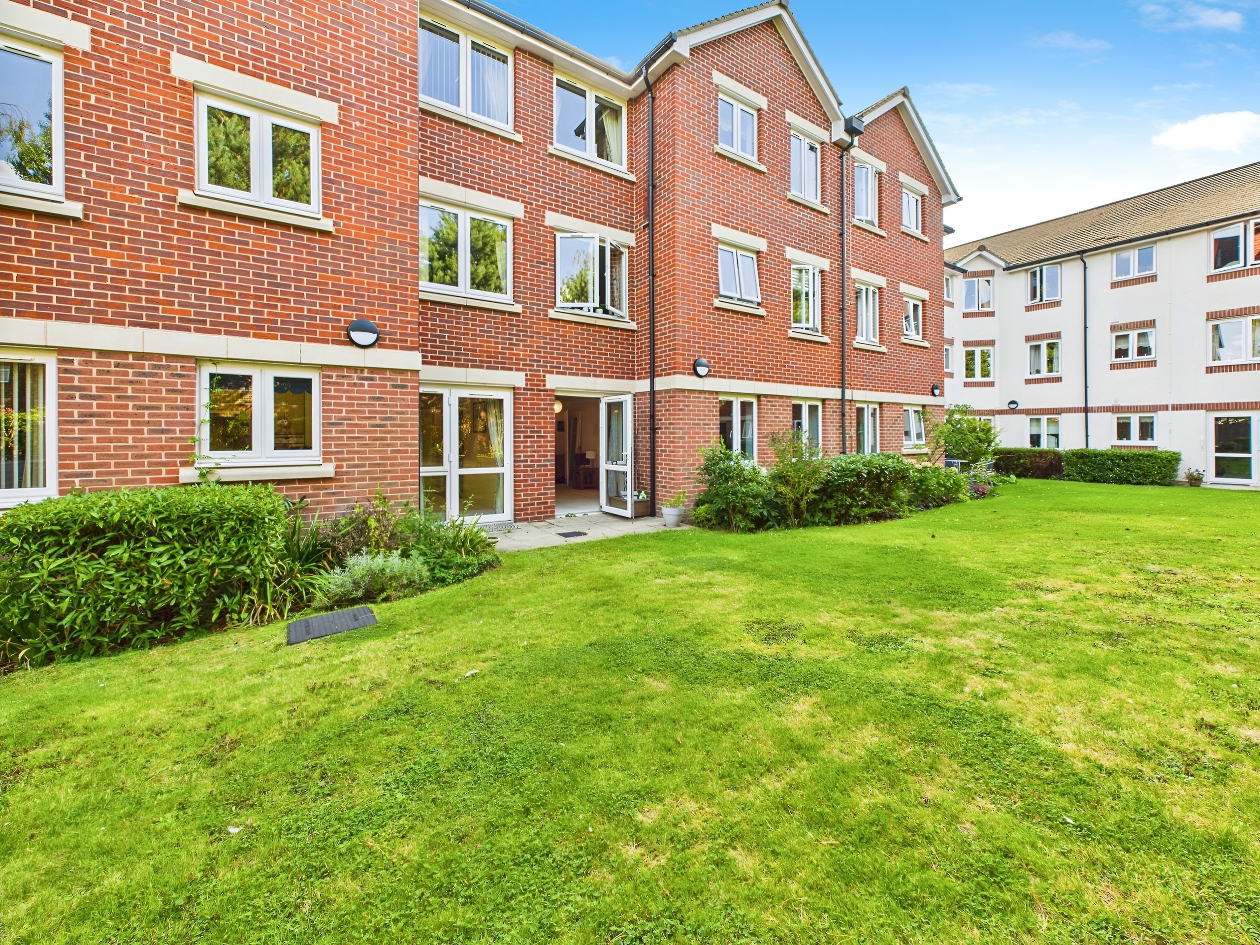 2-bed flat on Kings Road, Horsham RH13, £230,000