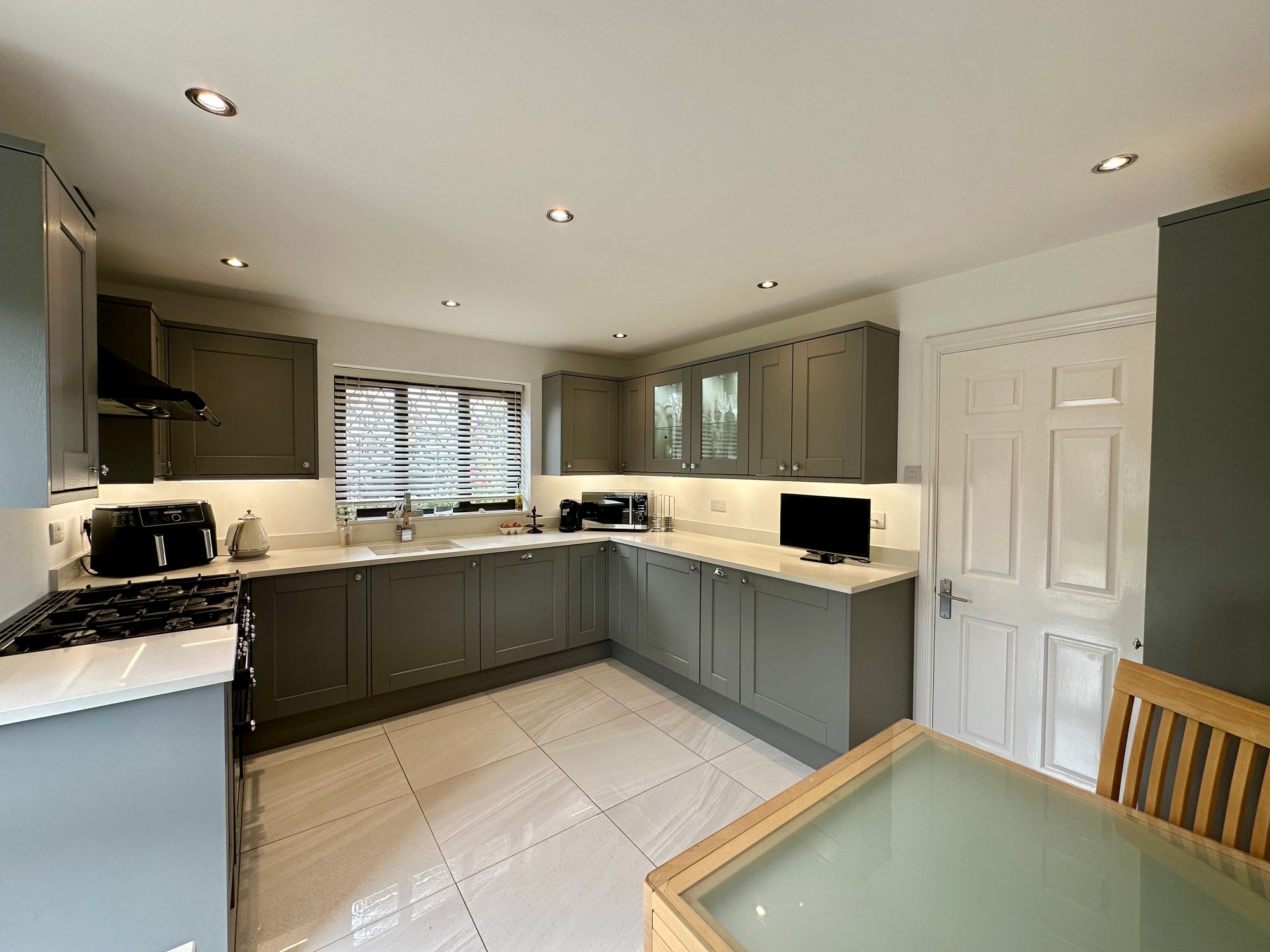 10 Gate Lodge Square, Basildon photo 4