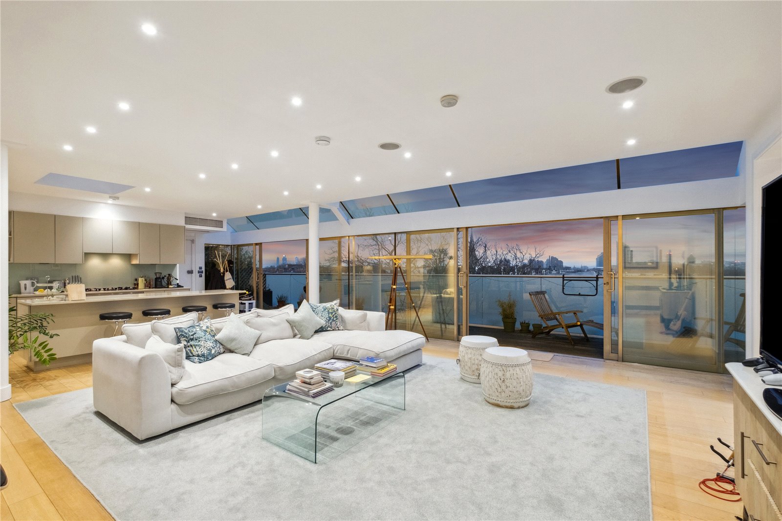 2 bedroom flat for sale 0