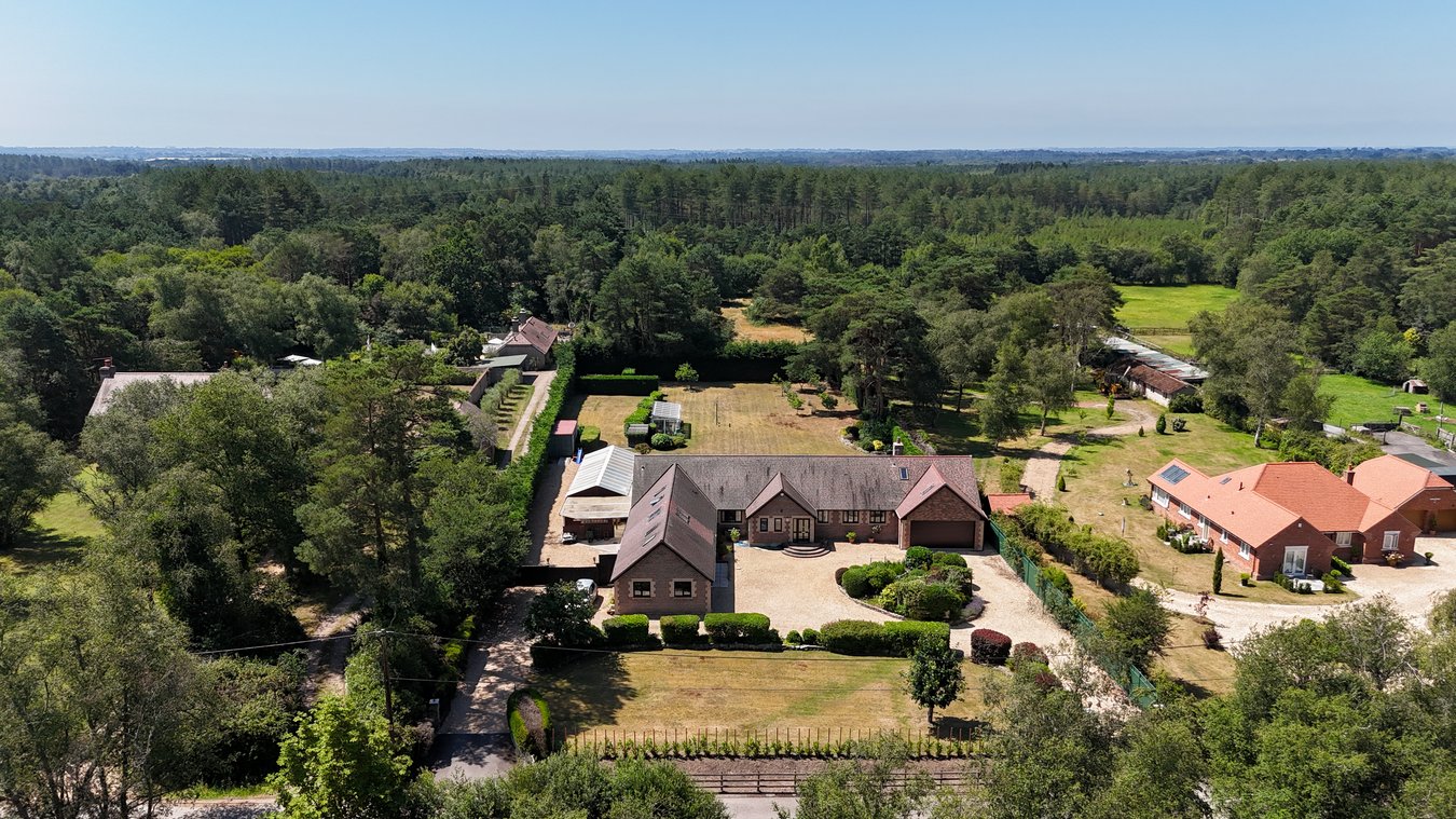 8 bedroom detached house for sale 0