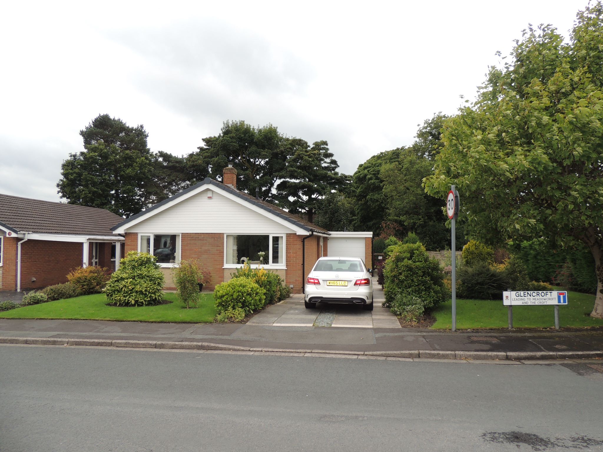 3 Bedrooms Bungalow to rent in Glencroft, Euxton, Chorley PR7