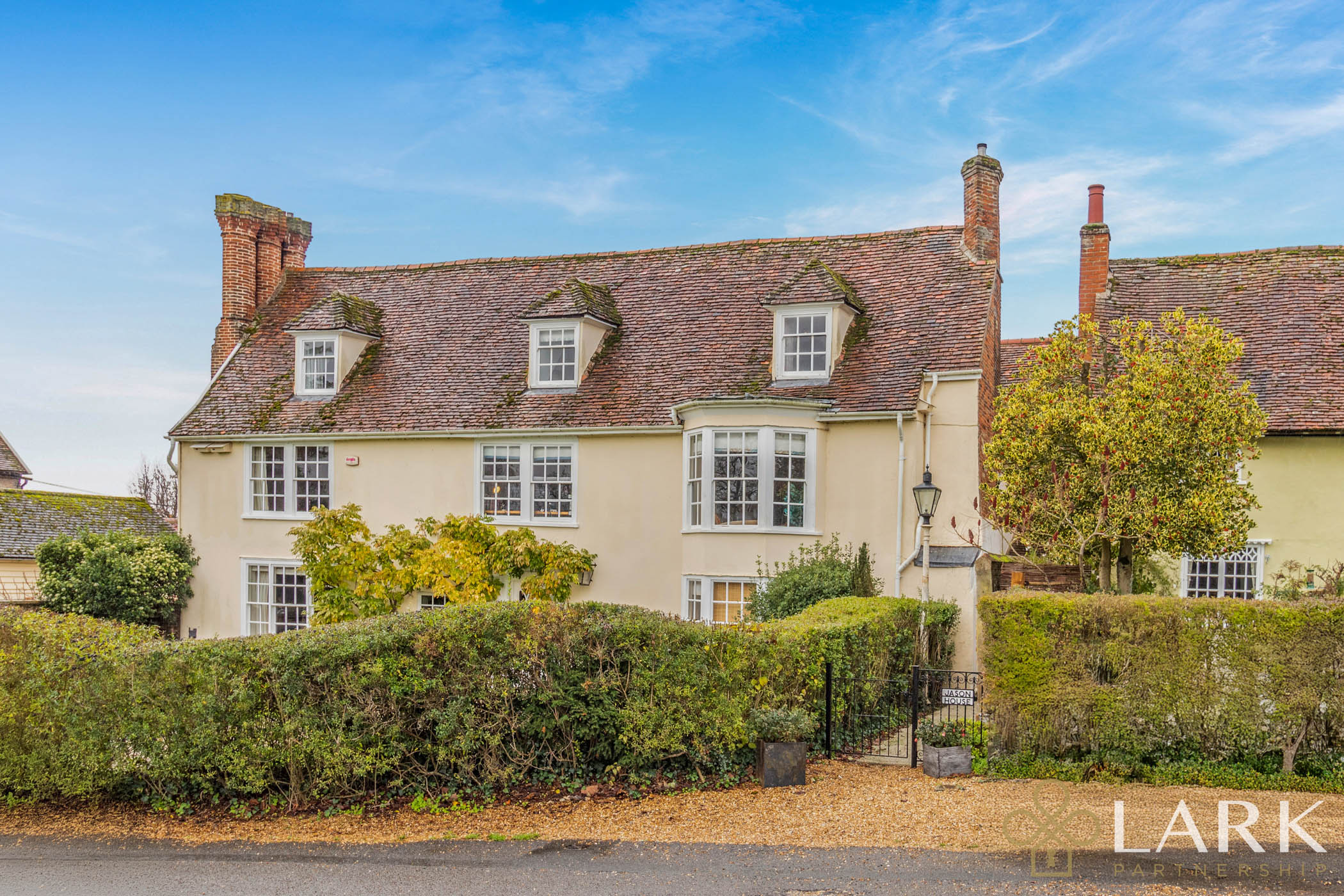 4 bedroom semi-detached house for sale 0