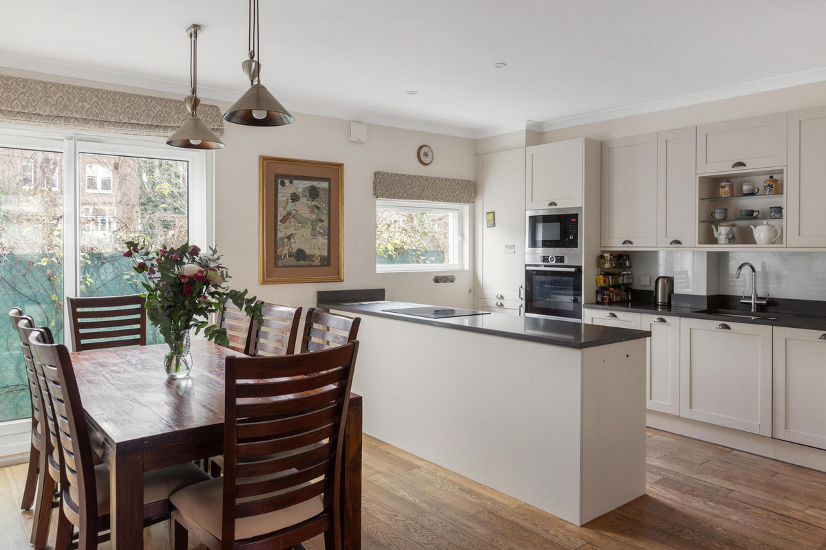 3 bedroom mews house for sale 0