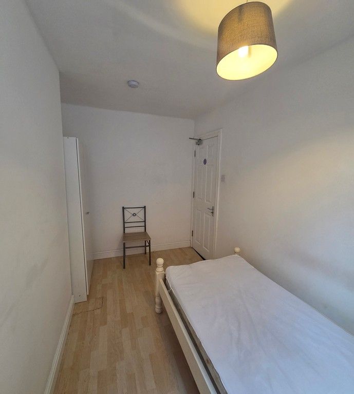 Room 2, 44 Brazil Street, Hull photo 4