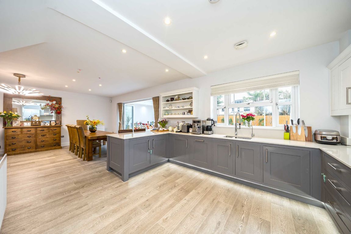 6 bedroom detached house for sale 0