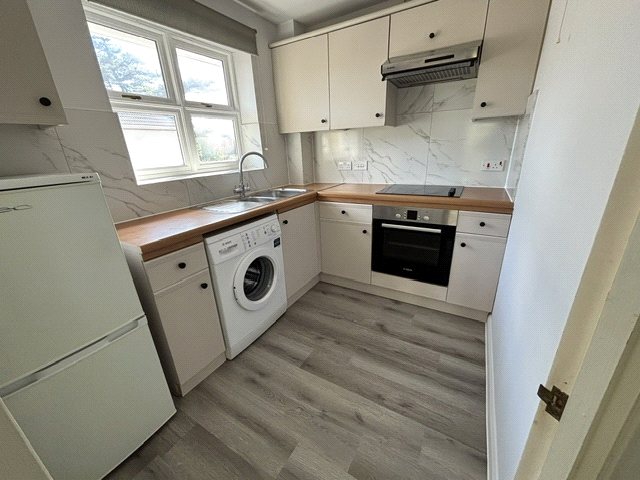 14, Rosebank Close, Teddington photo 4