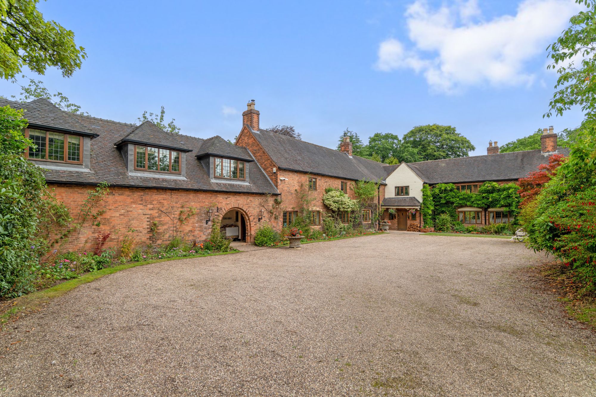 6 bedroom detached house for sale 0