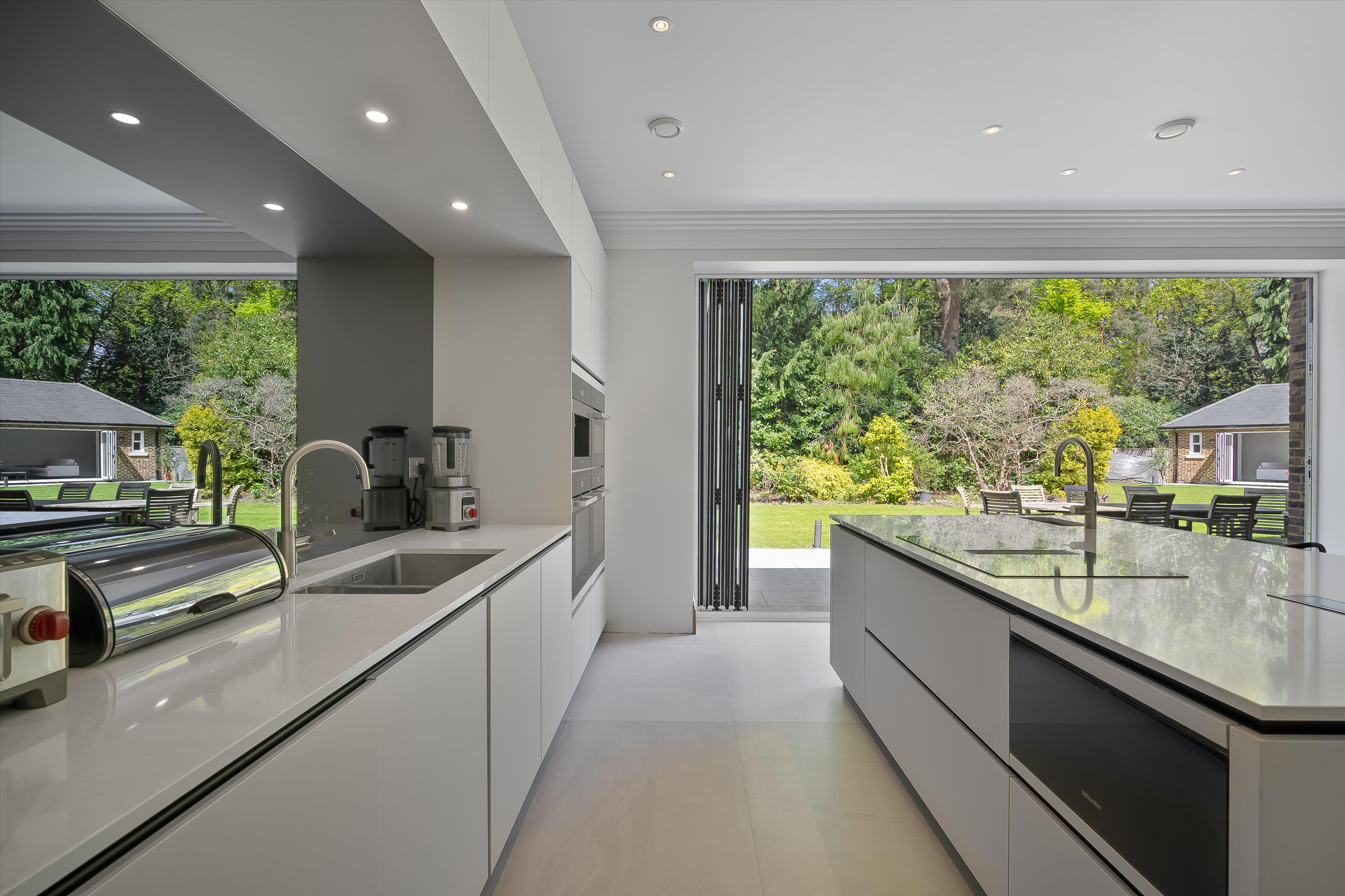 6 bedroom detached house for sale 0