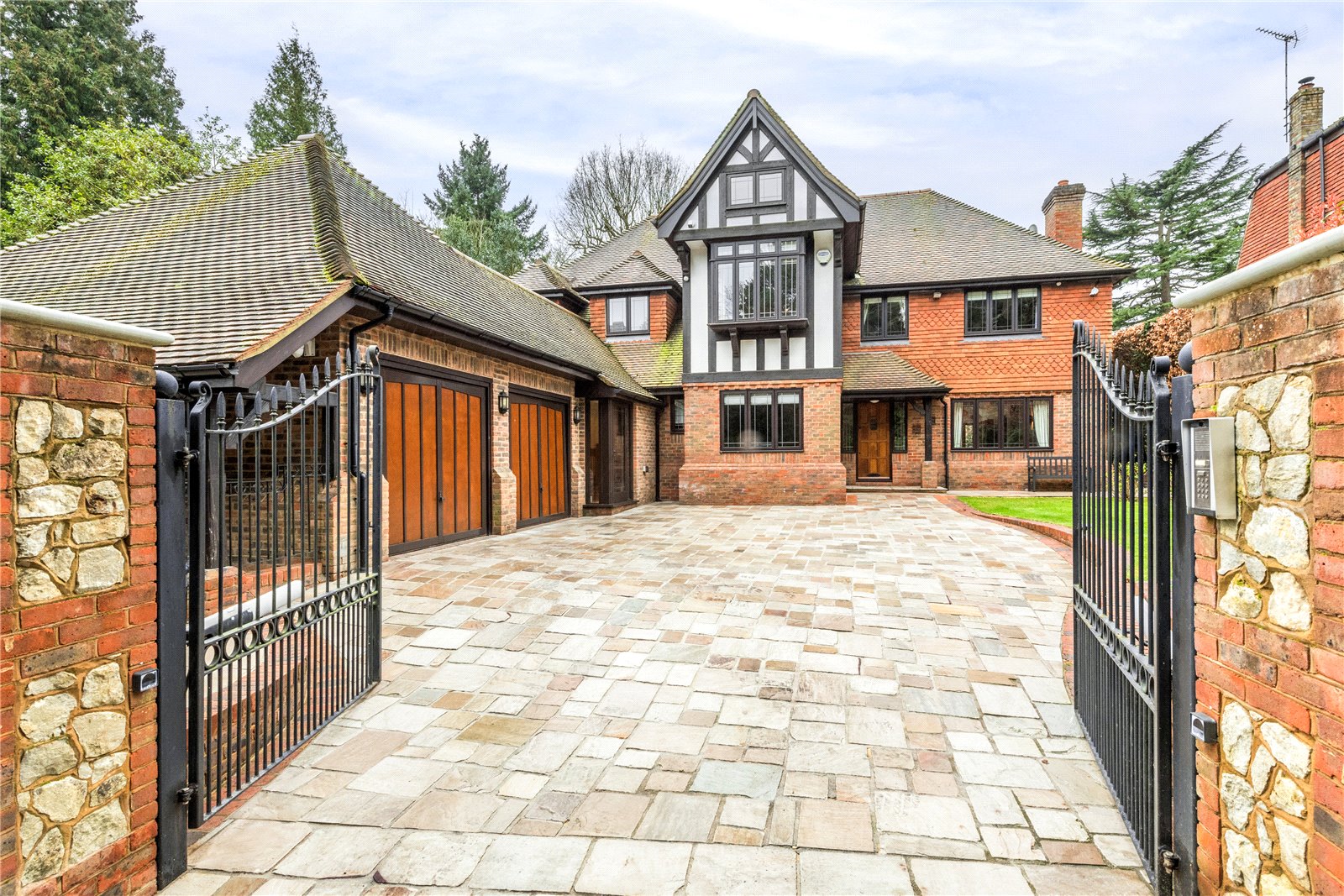 5 bedroom detached house for sale 0