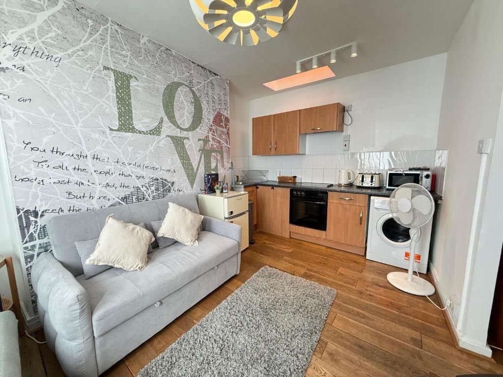Flat 2, 142-144, Oxford Street, London, Westminster photo 2